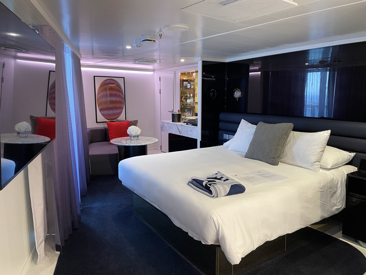 邦楽 Crystal Lake A collection of Voyages Cabin 10011A On Board Virgin Voyages