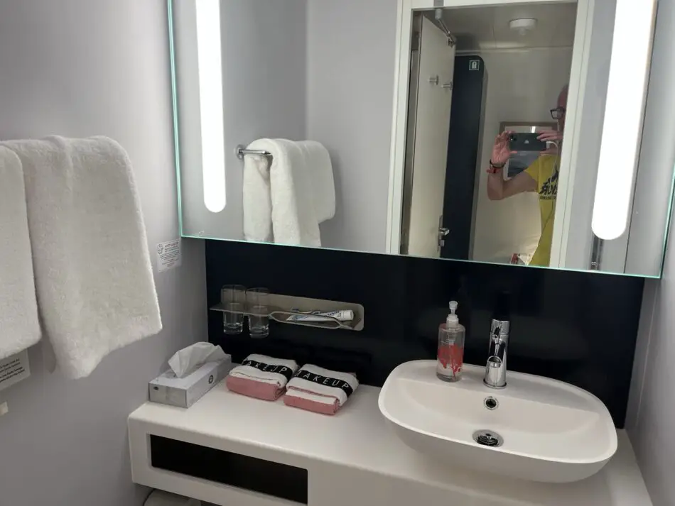14256M Bathroom