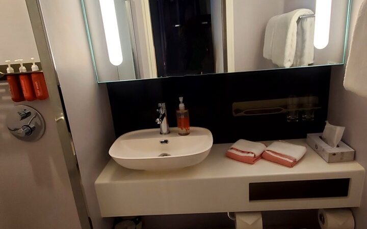 10074A Bathroom