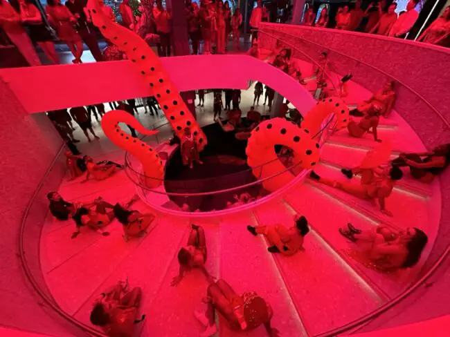 Happenings and dancers cast around the roundabout