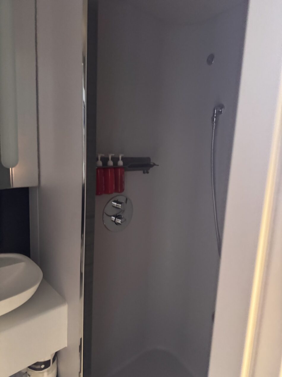 11318A Bathroom