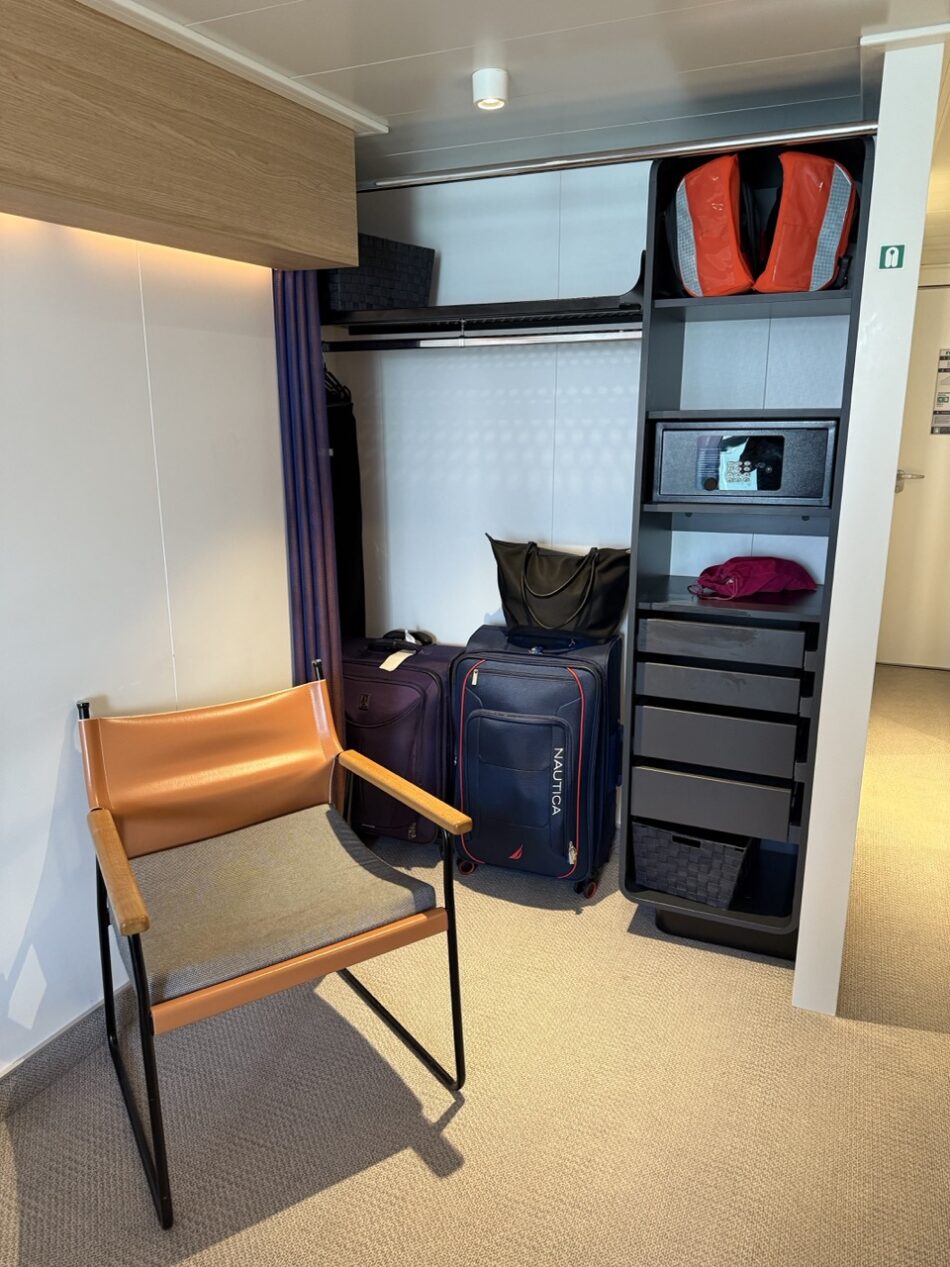 10322A Wardrobe