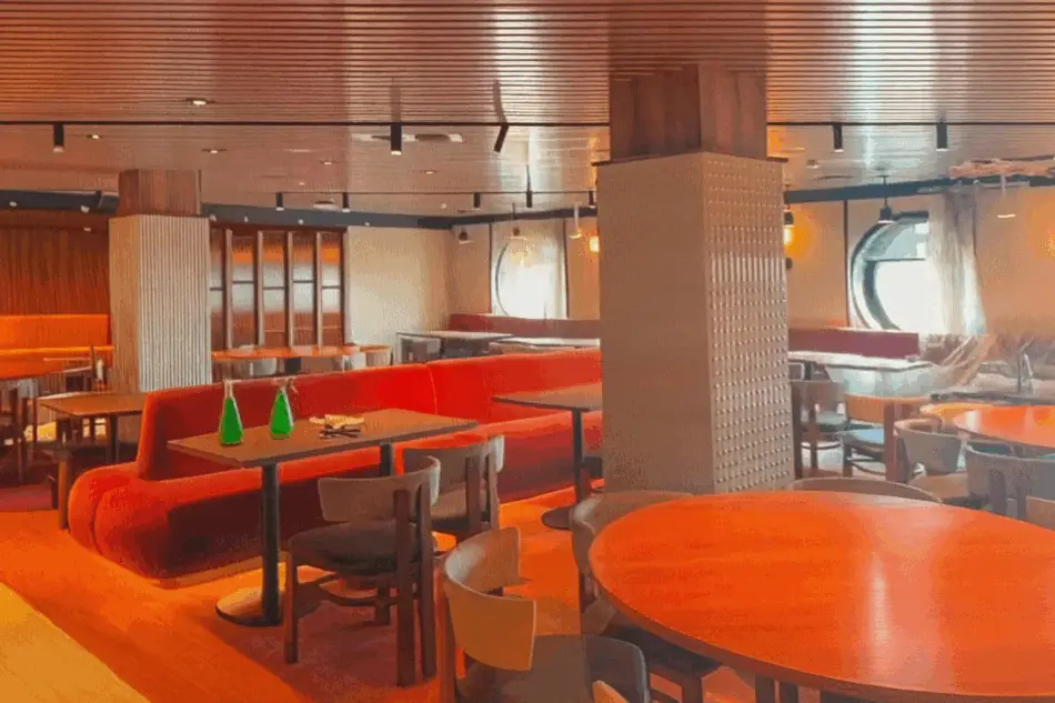 Rojo by Razzle Dazzle finalising construction an refit