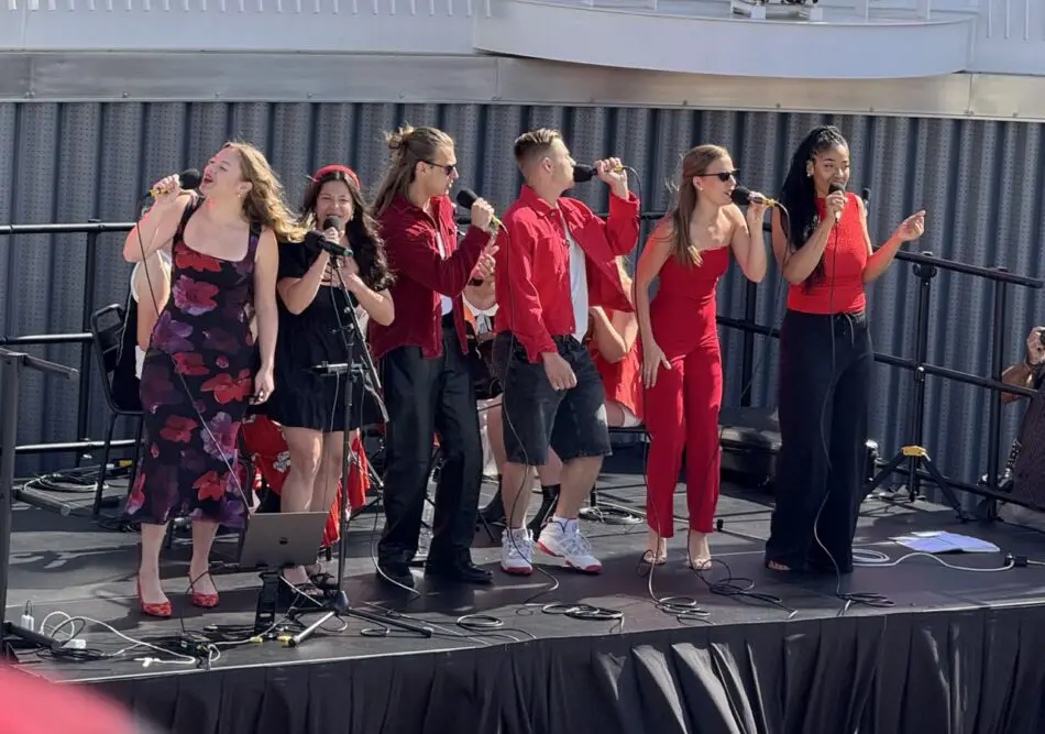 Vocalists from Brilliant Lady's entertainment lineup kicked off the celebrations with an iconic medley of NYC music with some VV touches thrown in