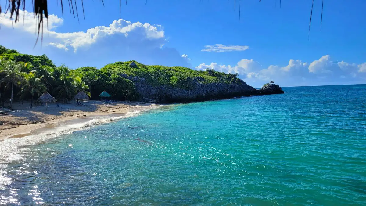 Paya Bay beach on Roatán, Honduras